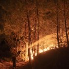 Bomberos forestales trabajan en las labores de extinción de un incendio forestal, en una fotografía de archivo.