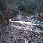 Derrumbe de la montaña sobre la carretera de Peñalba de Santiago.