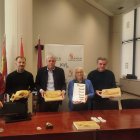 El delegado de la Junta, Eduardo Diego, en el centro con Darío Fidalgo y Carlos Fernández, a la izquierda, y Esperanza Fernández y Elías Ignacio Díez a la derecha.