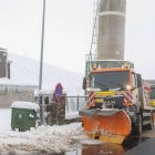 Máquinas quitanieves este viernes en Pajares.