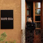 Dani Giganto se asoma a un balcón del Mu·na, el restaurante ponferradino de una estrella Michelin donde trabaja.