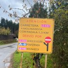 Cartel de aviso del corte de carretera.