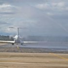 Un avión despega desde el Aeropuerto de León.