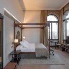 El interior de las habitaciones combina elegancia clásica con detalles contemporáneos, manteniendo la esencia histórica del lugar.