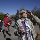 Una mujer observa el eclipse solar parcial el pasado 29 de marzo en León.