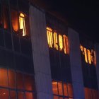 La nave incendiada en el polígono de Montearenas.