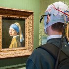 Un hombre contempla 'La joven de la perla', de Vermeer, en un experimento sobre emociones.