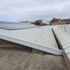 Placas solares en el tejado del pPolideportivo de Nava y nuevo sistema de gestión de aerotermia y fotovoltaico. Abajo, uno de los encuentros que ha acogido la instalación, de 500 bolilleras, y piscina climatizada.