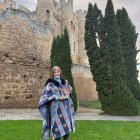 La escritora María Teresa Álvarez con su libro ante el castillo de Valencia de don Juan.