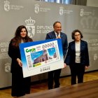 El presidente de la Diputación de León, Gerardo Álvarez Courel (centro); la consejera de la ONCE en Castilla y León, María Ángeles Ramos (derecha) y la directora de la ONCE en León, María Quindós (izquierda).