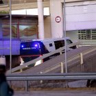 Vista del furgón policial que ha trasladado a José Luis Ábalos y Koldo García para ingresar este jueves en la cárcel de Soto del Real.