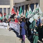 Un momento de la concentración de los sindicatos ante la sede de la Junta.