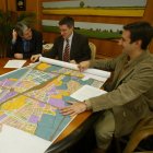 Francisco Gutiérrez, primero por la derecha, en una reunión en 2009 sobre la integración ferroviaria con los entonces alcaldes de León y San Andrés.