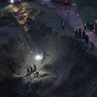 La Policía científica analiza los restos del coche encontrado.