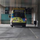 Ambulancia en el área de Urgencias del Hospital de León.