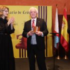 Mar Sancho y Adriana Ulibarri entregan el I Premio Don de Sil al pintor Luis Gómez Domingo
