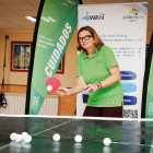 Reyes Llano practica tenis de mesa en Alzhéimer León.  Santiago y Raimundo, pacientes con párkinson, controlan el equilibrio de la pelota.