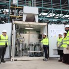 La directora del ITJ, la directora de la Ciuden, el subdelegado del Gobierno y los responsables del proyecto presentan el electrolizador con el que se ha empezado a producir hidrógeno verde en Cubillos del Sil.