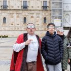 El presidente de la ALA, José Gavilanes, con otros voluntarios miran al sol con gafas seguras para eclipses.