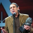 El actor Celso Bugallo sostiene el Goya obtenido a la mejor interpretación masculina de reparto por su papel en la película "Mar adentro", de Alejandro Amenábar, en Palacio Municipal de Congresos de MAdrid, durante la XIX edición de la de entrega de los Premios Goya.