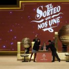 Aisha Solange (i) y Gorka Calderón (d), los niños de la Residencia San Ildefonso del Ayuntamiento de Madrid encargados de cantar premio y número en la segunda tabla