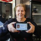 Tina, propietaria del restaurante el Leonés de Marbella posa con un décimo del Gordo del Sorteo Extraordinario de la Lotería de Navidad, este lunes.