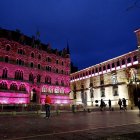 Edificios emblemáticos de León iluminados de rosa por el Día del Cáncer de Mama.