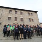 Un grupo de ganaderos y el alcalde frente al Ayuntamiento de Toreno.