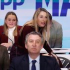 Feijóo y María Guardiola (detrás).