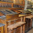 El material de composición se utilizaba antiguamente en las imprentas, con el corrector haciendo la última revisión.