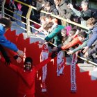 Los jugadores fueron recibidos uno a uno por los aficionados entre aplausos y cánticos.