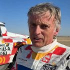 Calleja junto al vehículo que conducirá en el Dakar.