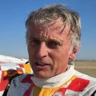 Calleja junto al vehículo que conducirá en el Dakar.