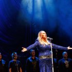 El coro Lions Black Roars con Rut Marcos en primer plano durante la gala.