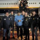 Fotografía que muestra al presidente de Venezuela, Nicolás Maduro (c), escoltado por agentes de la Administración para el Control de Drogas (DEA), luego de su captura, este 3 de enero de 2026, en Nueva York (Estados Unidos). EFE/ Rastreo de Redes.