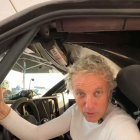 Calleja en su vehículo.