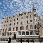 La Casa Botines fue construida por Gaudí entre 1891 y 1892. Debajo, el Palacio Episcopal de Astorga.