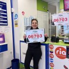 Silvana posa con el número del primer premio de la lotería de El Niño