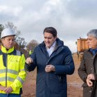 El consejero de Medio Ambiente, Vivienda y Ordenación del Territorio, Juan Carlos Suárez-Quiñones, visita las actuaciones que la Junta de Castilla y León está impulsando en el Polígono Industrial de El Bayo, en el municipio de Cubillos del Sil (León).