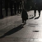 El abandono y la soledad suelen ser las causas para cambiar los testamentos.  firma