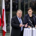 El ministro de Asuntos Exteriores de Dinamarca, Lars Lokke Rasmussen (izq.), y la ministra de Asuntos Exteriores de Groenlandia, Vivian Motzfeldt, ofrecen declaraciones a los medios de comunicación tras su reunión con el vicepresidente estadounidense, J. D. Vance, y el secretario de Estado, Marco Rubio, en la Embajada de Dinamarca en Washington.