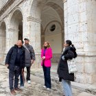 La viceconsejera de Acción Cultural, Mar Sancho, recibe a representantes de GrayScale Production, productora de 'What a trip'.