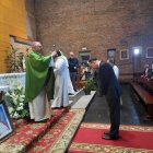El obispo de León, Luis Ángel de las Heras, presenta la reliquia 'ex sanguine' de San Juan Pablo II.