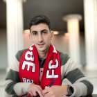  Agustín Pastoriza 'Pibe' luce sonriente con la bufanda del FC Aktobe kazajo durante la firma de su nuevo contrato.