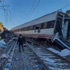 ADAMUZ (ESPAÑA), 19/01/2026.- Captura Imágenes de la búsqueda de evidencias que puedan servir para la identificación de víctimas e investigación del accidente ferroviario en Adamuz (Córdoba) en el que al menos 39 personas han muerto y un centenar han resultado heridas, es el cuarto siniestro ferroviario más grave registrado en España. EFE/ Captura de vídeo de la Guardia Civil // SOLO USO EDITORIAL/SOLO DISPONIBLE PARA ILUSTRAR LA NOTICIA QUE ACOMPAÑA (CRÉDITO OBLIGATORIO)
