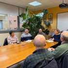 La psicóloga Tomasa Ugidos, en una intervención con un grupo de familiares de personas con Alzhéimer.