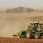 UN TRACTOR REALIZA TAREAS DE ARADO Y GRADEO EN LA ZONA SUR DE LEÓN DONDE LA SEQUÍA IMPIDE LA SIEMBRA DE CEREAL DE INVIERNO