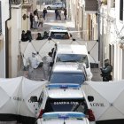 Miembros de la Guardia Civil de criminalística en el lugar donde ayer se cometió el asesinato de un menor de 13 años en la localidad valenciana de Sueca, después de que un hombre de 48 años se entregase en el cuartel de este municipio y confesase el crimen.