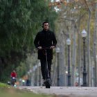 Archivo - Imagen de archivo de un joven en patinete eléctrico. La nueva normativa prohíbe el uso de auriculares de música y establece obligatoriedad de usar casco de protección homologado, entre otras cuestiones.