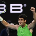 Alcaraz celebre su triundo frente a Zverev que lo lleva a su primera final en el Abierto de Australia.